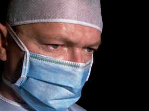 surgeon-3-391477-m.jpg